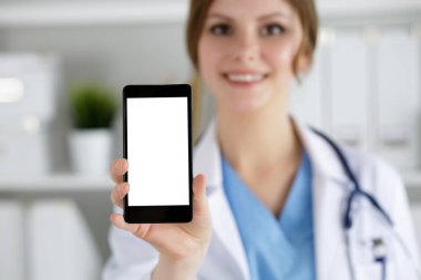 Tıp doktor tutan cep telefonu