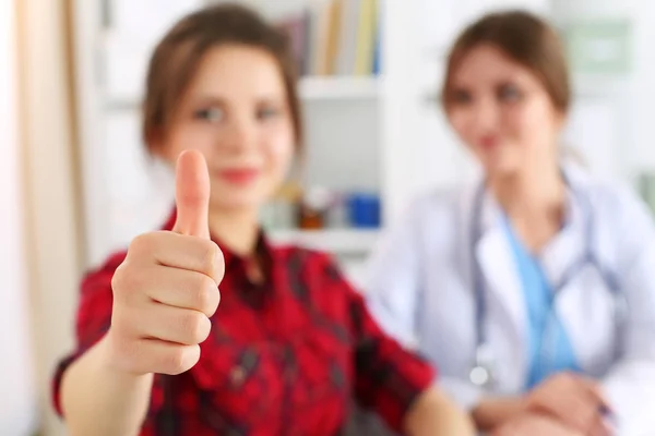 Usmívající se žena pacient ukazuje palec — Stock fotografie