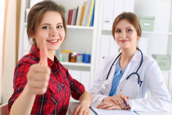 Paciente do sexo feminino sorridente mostrando polegar para cima — Fotografia de Stock