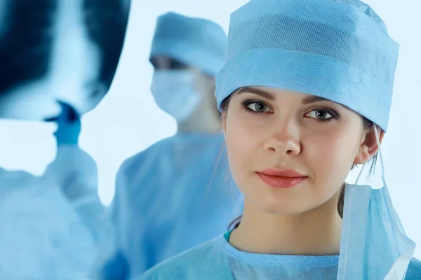 Közeli portré fiatal női sebész orvos — Stock Fotó
