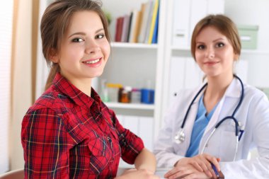 Kadın hasta oturma tıp doktor ofisinde gülümseyen