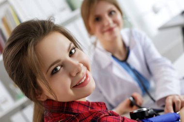 Kadın hasta oturma tıp doktor ofisinde gülümseyen