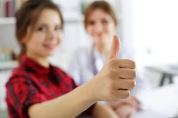 Lachende vrouwelijke patiënt duim opdagen — Stockfoto