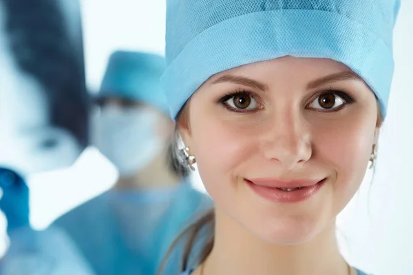 Retrato de cerca de la joven cirujana médica — Foto de Stock