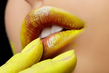 Güzel kadının dudakları moda makyaj ile görünümünü kapat