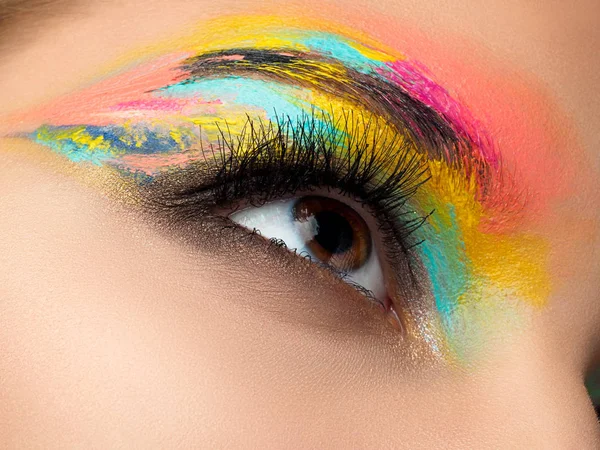 Крупним планом блакитне око з модним макіяжем — стокове фото