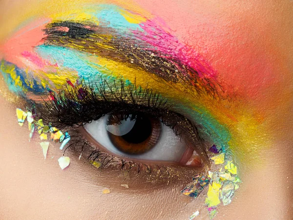 Primer plano de ojo de mujer azul con maquillaje de moda — Foto de Stock