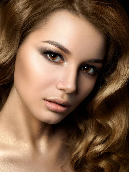 Portret van de schoonheid van de jonge vrouw met gouden make-up — Stockfoto