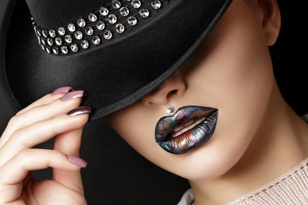 Mujer joven con maquillaje de moda endereza su sombrero — Foto de Stock