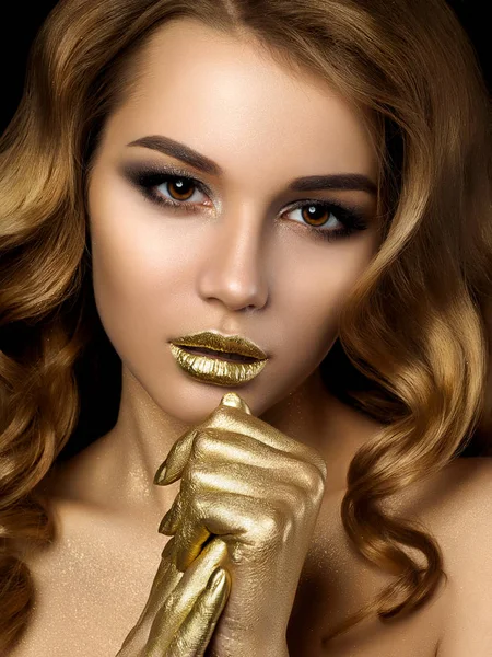 Retrato de belleza de mujer joven con maquillaje dorado —  Fotos de Stock