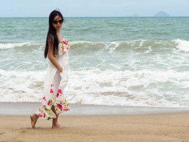 Yürüyen genç güzel kadın aline deniz kıyısı