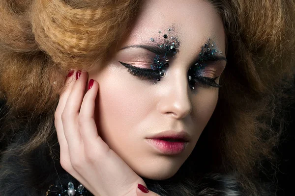 Retrato de belleza de mujer joven con maquillaje de moda con rhinesto — Foto de Stock