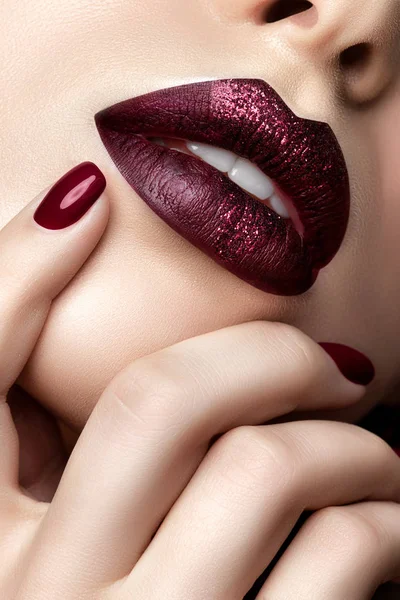 Vue rapprochée de belles lèvres de femme — Photo