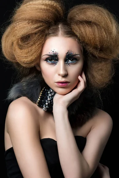 Retrato de belleza de mujer joven con maquillaje de moda con rhinesto — Foto de Stock