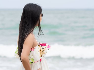 Genç güzel kadın dalgalar deniz arıyor