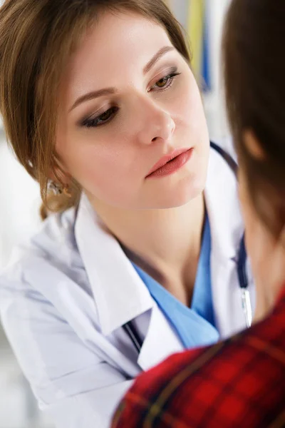Vrouwelijke geneeskunde arts examencommissie patiënt — Stockfoto