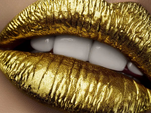 Крупним планом вид красивої жінки губи з золотими металевими губами — стокове фото