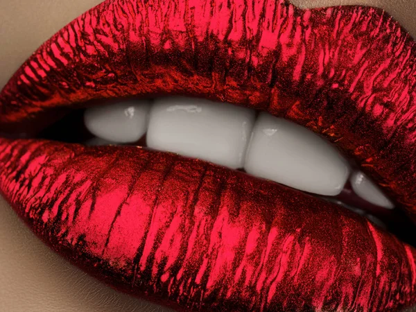 Visão de perto de lábios de mulher bonita com batom metálico vermelho — Fotografia de Stock
