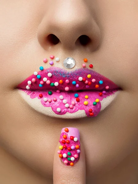 Vista de cerca de los labios femeninos con maquillaje de dona dulce — Foto de Stock