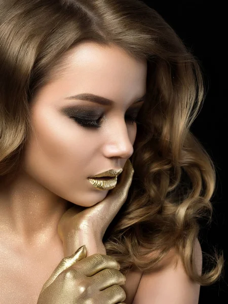 黄金化粧を持つ若い女性の美しさの肖像画 — ストック写真