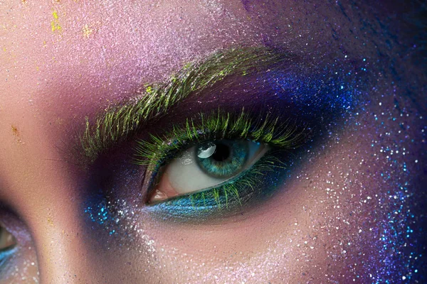 Vista de cerca del ojo femenino con maquillaje de moda — Foto de Stock