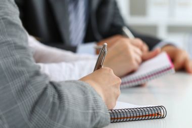 Öğrenciler veya içecek yazma iş adamları el görünümünü kapat