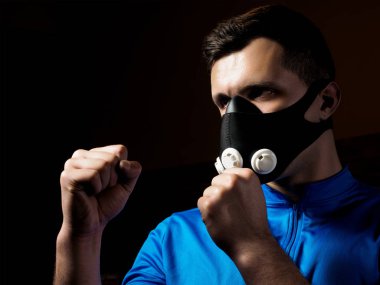 Boks eğitim maskeli adam