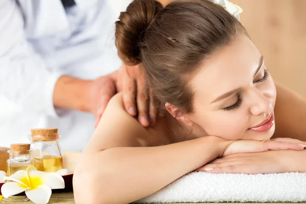 Beautiful young woman laying at spa salon — Stock Photo, Image