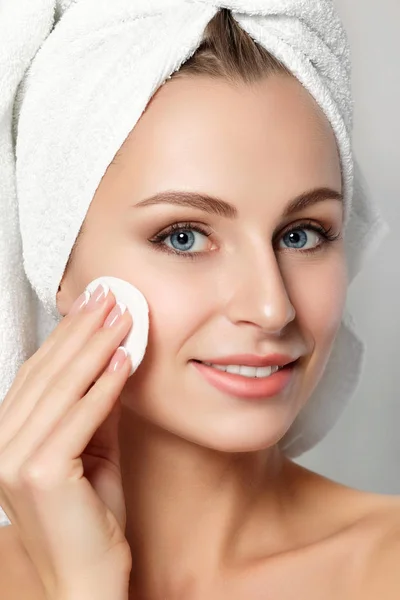Retrato de jovem mulher bonita limpando seu rosto — Fotografia de Stock