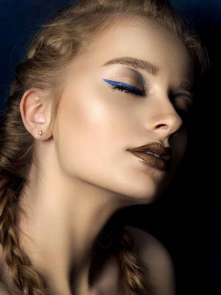 Portret van de schoonheid van de jonge vrouw met moderne make-up — Stockfoto