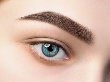 Güzel mavi kadın göz görünümünü kapatın. Mükemmel modaya uygun kaş. İyi görme, kontakt lensler, kaş çubuğu veya moda kaş makyaj kavramı