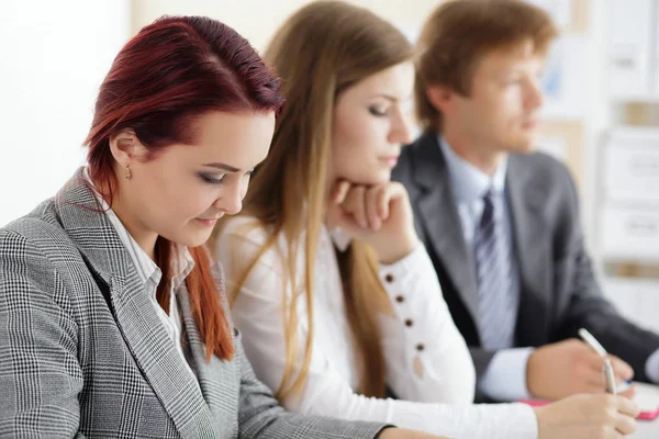 Studenti o uomini d'affari mani scrivere qualcosa durante il conferimento — Foto Stock