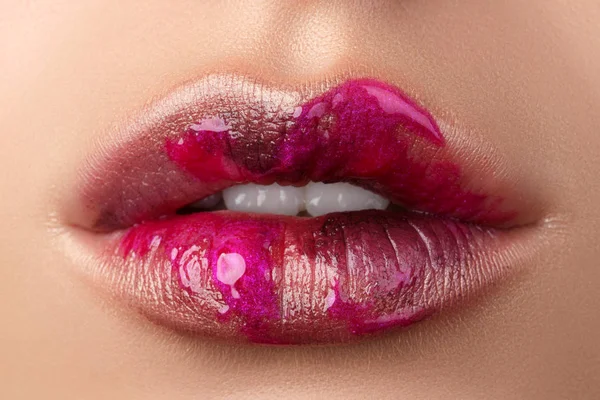 현대 패션 아름 다운 여자 입술의 뷰 닫습니다 확인 u — 스톡 사진