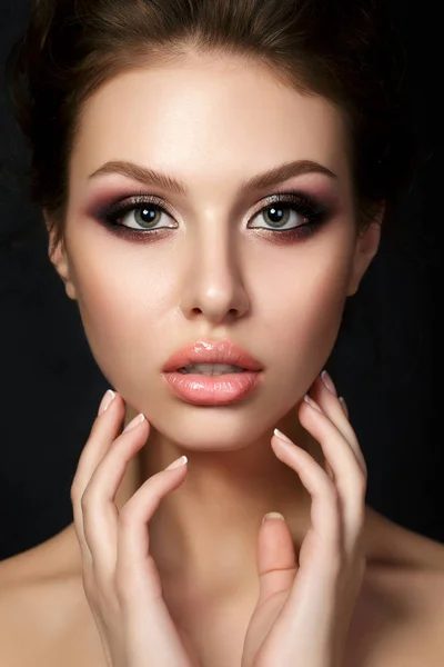 Portret van jonge mooie vrouw met avond make up — Stockfoto