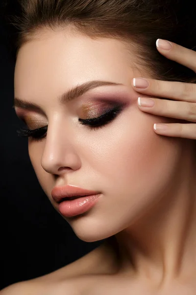 Retrato de joven hermosa mujer con maquillaje de noche —  Fotos de Stock