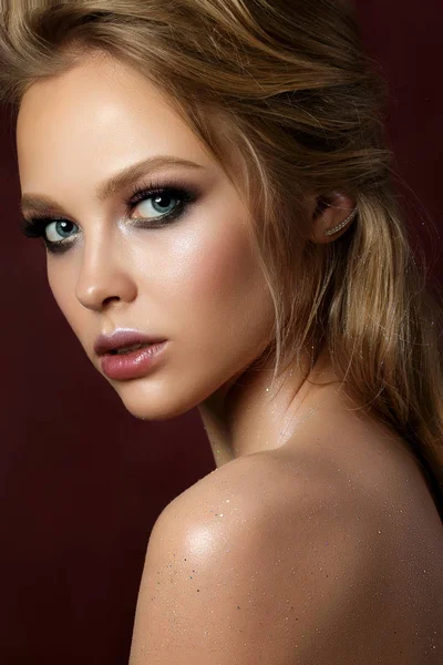 Beauty portrait of young woman with classic makeup — Stock Photo, Image