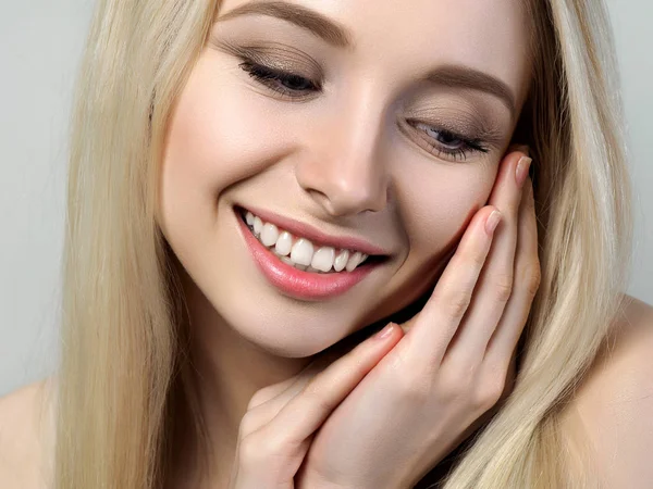 Retrato de hermosa mujer rubia —  Fotos de Stock