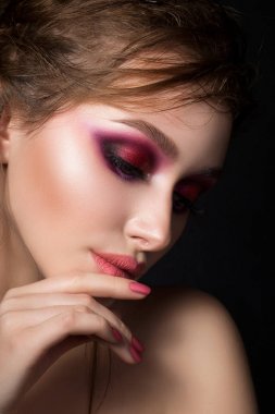 Tatlı parlak pembe makeu olan güzel kadın portresi