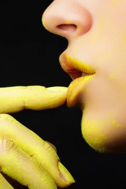 Güzel kadının dudakları moda makyaj ile görünümünü kapat