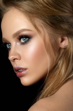 Klasik makyaj ile genç kadın Güzellik Portresi