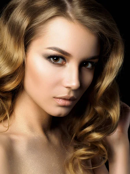 Retrato de belleza de mujer joven con maquillaje dorado — Foto de Stock