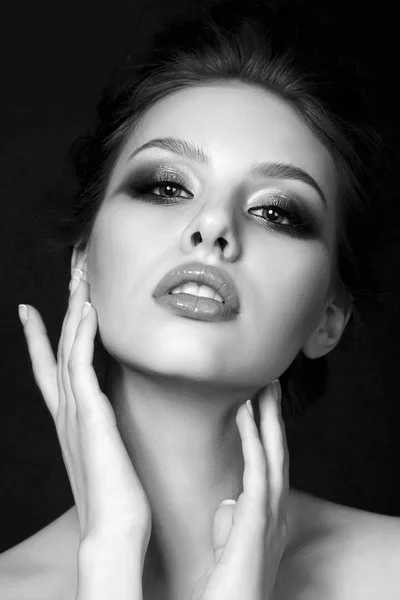 Ritratto di bellezza in bianco e nero di giovane donna — Foto Stock