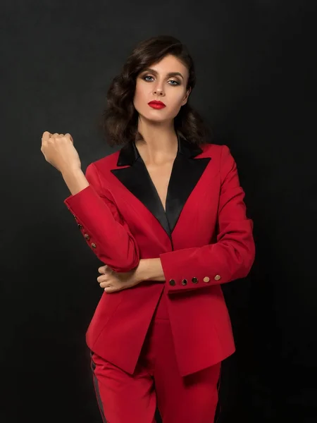 Kırmızı takım elbise genç güzel kadın — Stok fotoğraf