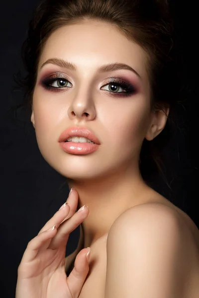 Portret van jonge mooie vrouw met avond make-up aan te raken — Stockfoto