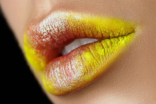패션 메이크업으로 아름 다운 여자 입술의 보기 닫기 — 스톡 사진