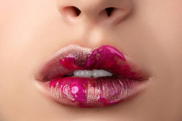 현대 패션 아름 다운 여자 입술의 뷰 닫습니다 확인 u — 스톡 사진