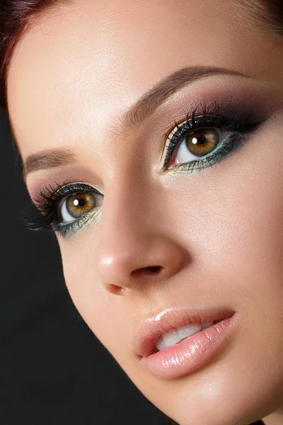 Closeup portrait of young beautiful woman — Stock Photo, Image