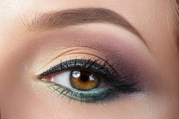 Крупный план женского глаза с вечерним макияжем — стоковое фото