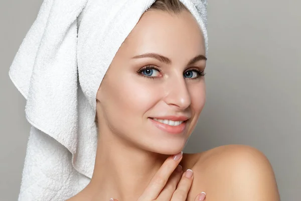 Portrait of young beautiful woman touching her face — Stock Photo, Image