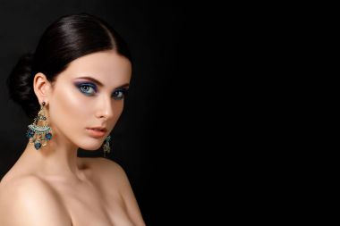 Mavi küpe ile güzel brunet kadın portresi